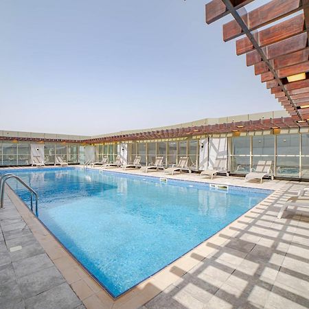 Platinum Coast Hotel Apartments Al Fujayrah Exterior foto Swimming pool at the hotel