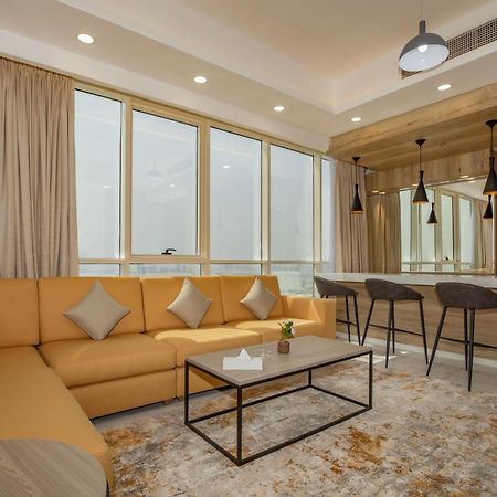 Platinum Coast Hotel Apartments Al Fujayrah Quarto foto A living room in a suite at the hotel