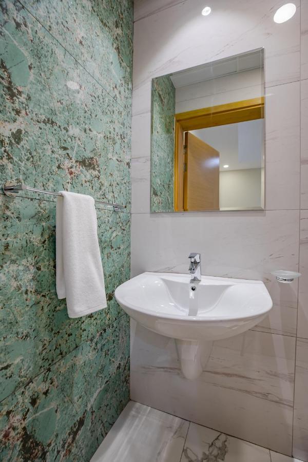 Platinum Coast Hotel Apartments Al Fujayrah Exterior foto Bathroom