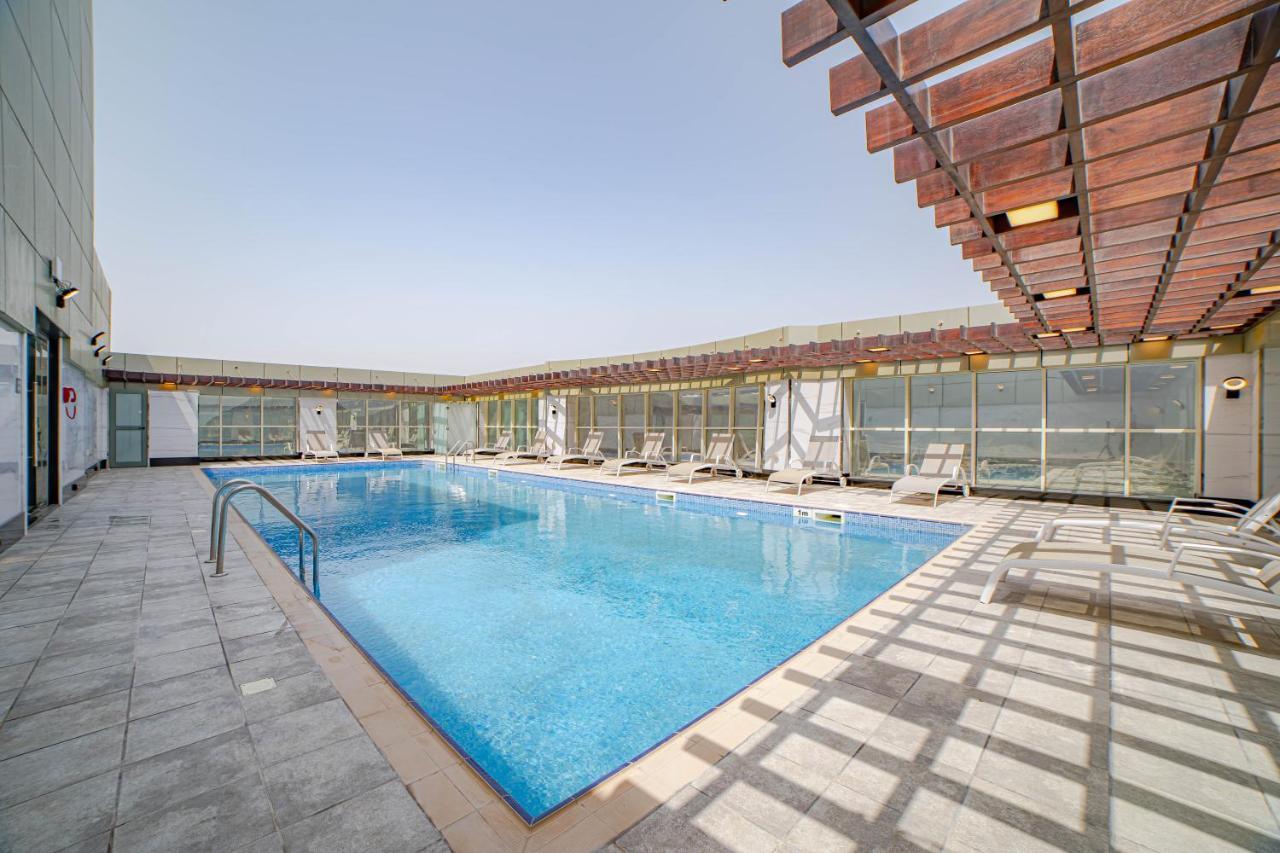 Platinum Coast Hotel Apartments Al Fujayrah Exterior foto Swimming pool at the hotel